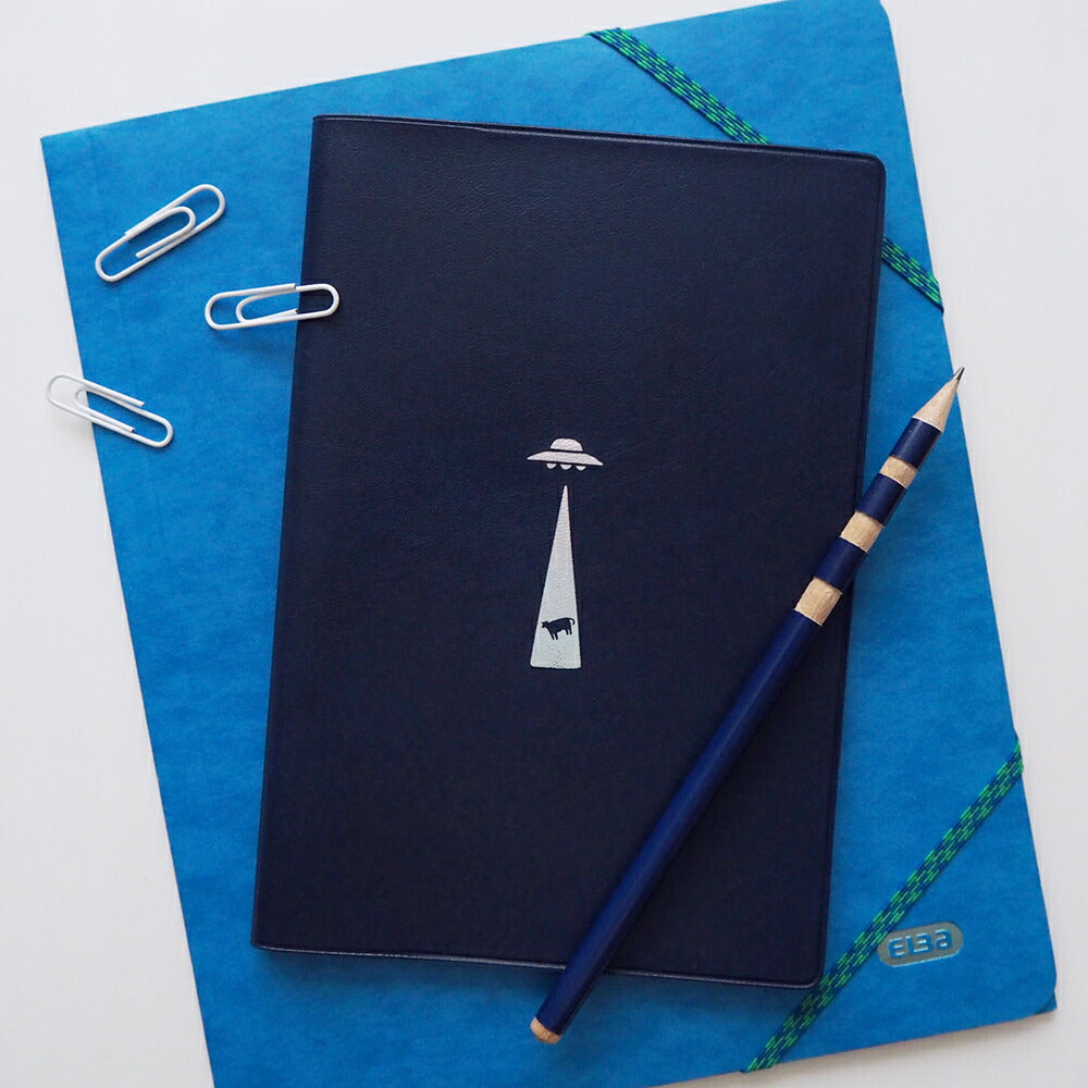 手帳 2026 マトカ 2026年（2025年10月始まり）ダイアリー スケジュール帳｜B6サイズ マンスリー・スタンダード（月間ブロック）『アブダクション｜UFO』大人かわいい ムー 未確認飛行物体 牛 ウシ