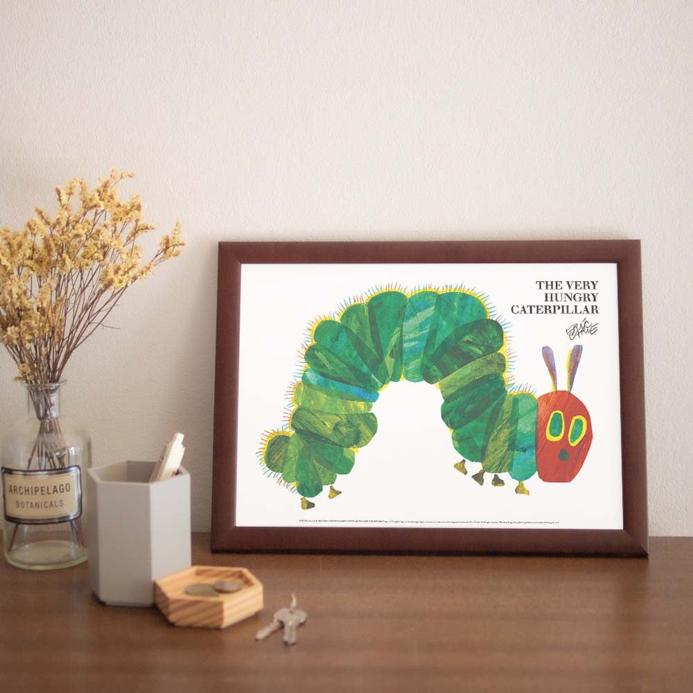 ERIC CARLE：エリック カール・B4サイズ ポスター『The Very Hungry Caterpillar / はらぺこあおむし』木製フレームセット｜インテリア 北欧 ナチュラル ブラウン 額装 エリックカール【etc】