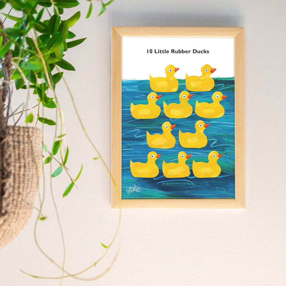 ERIC CARLE：エリック カール・B4サイズ ポスター『10 Little Rubber Ducks / 10このちいさなおもちゃのあひる』木製フレームセット｜インテリア 北欧 ナチュラル ブラウン 額装 エリックカール【etc】