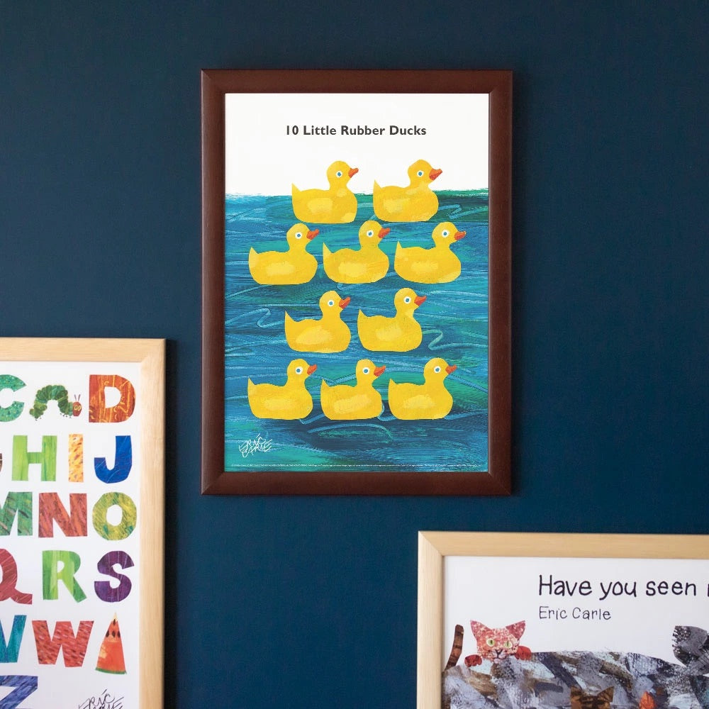 ERIC CARLE：エリック カール・B4サイズ ポスター『10 Little Rubber Ducks / 10このちいさなおもちゃのあひる』木製フレームセット｜インテリア 北欧 ナチュラル ブラウン 額装 エリックカール【etc】