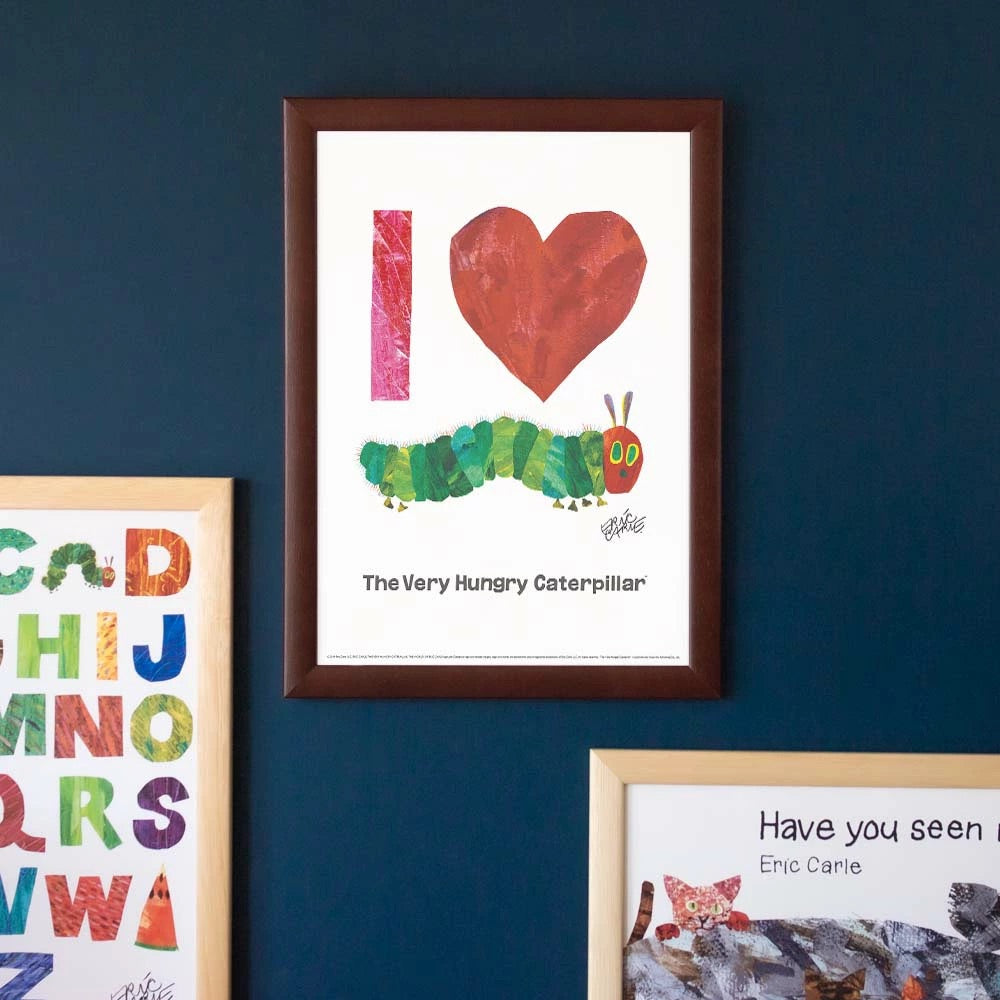 ERIC CARLE：エリック カール・B4サイズ ポスター『I Love Caterpillar / はらぺこあおむし』木製フレームセット｜インテリア 北欧 ナチュラル ブラウン 額装 エリックカール【etc】