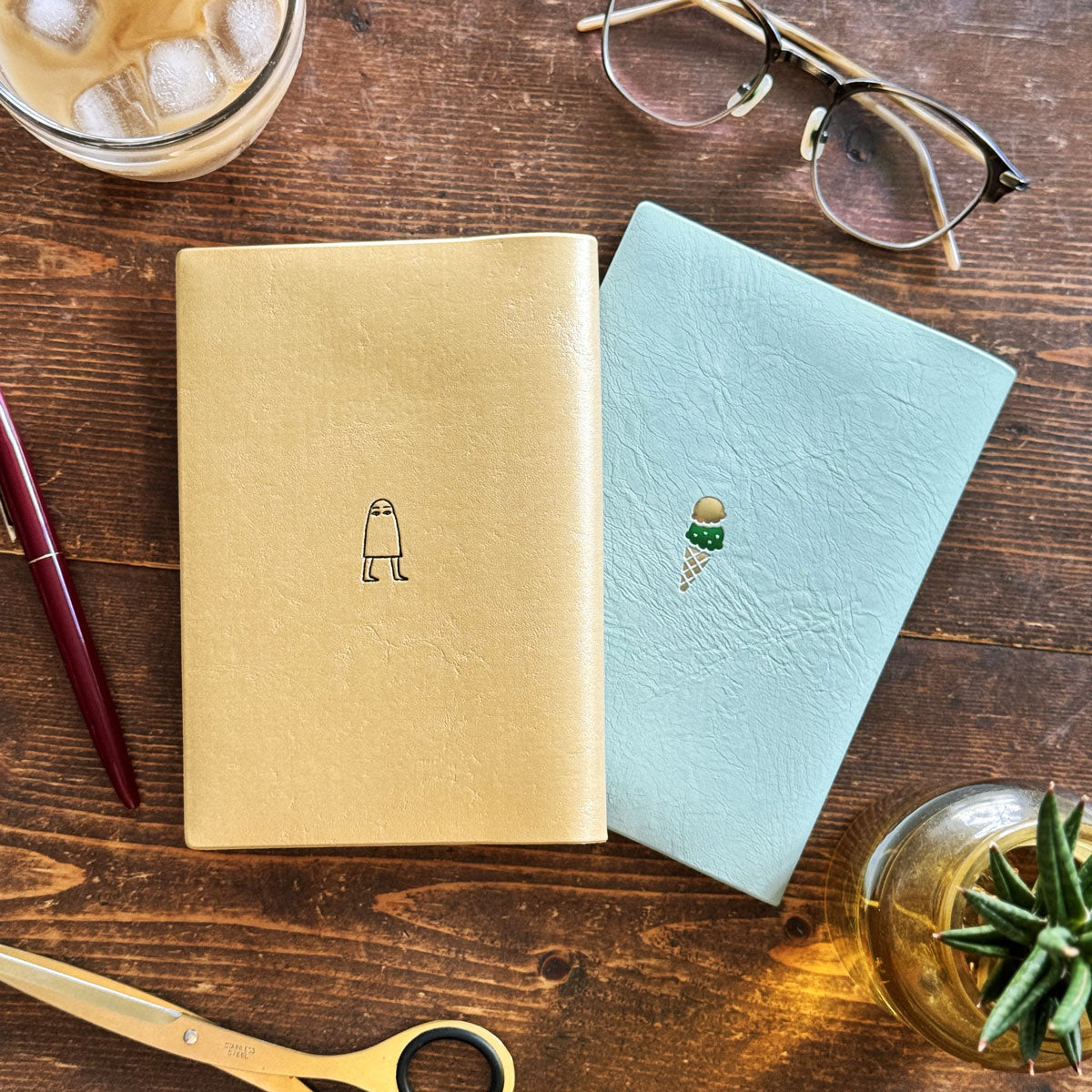 ワンポイント ブックカバー｜限定デザイン 読書 本 カバー 文庫本 読書カバー 文学 シンプル かわいい おしゃれ 動物 ネコ ハリネズミ アイスクリーム メジェド シマエナガ 着ぐるみ UFO 土偶｜MATOKA マトカ