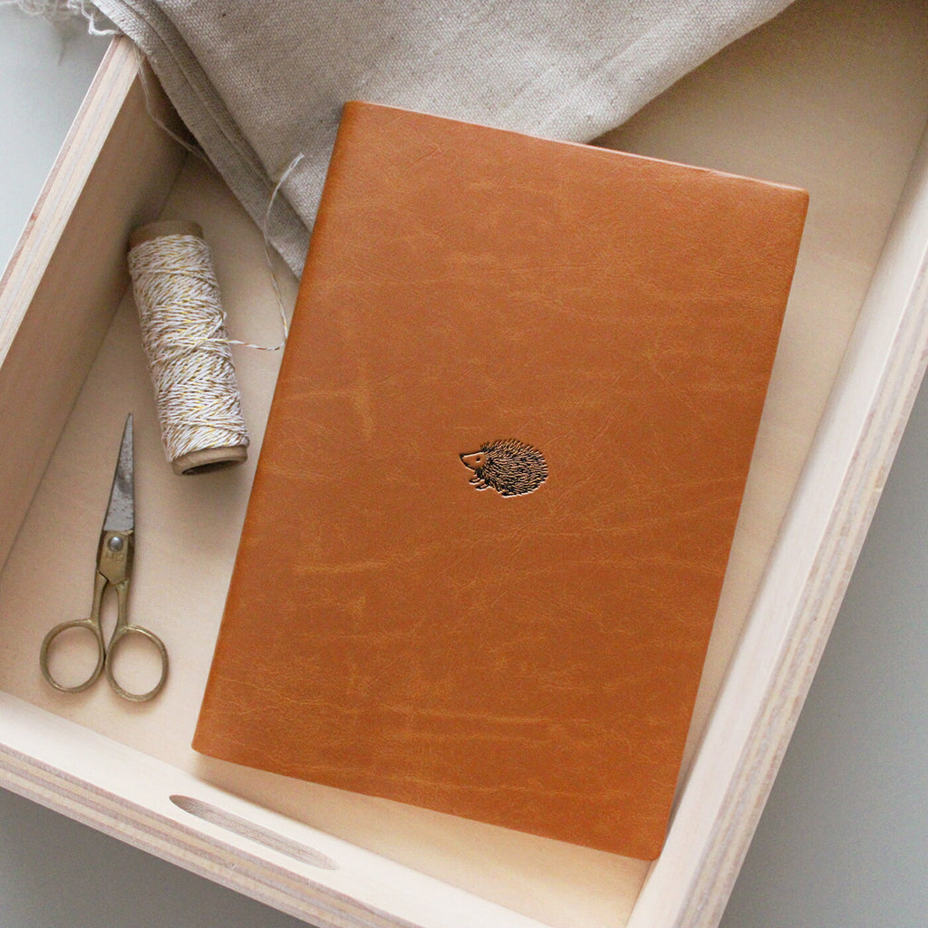 手帳 2026 マトカ 2026年1月始まり ダイアリー スケジュール帳｜A5サイズ ウィークリー・バーチカル式『ワンポイント｜POINT』干支 馬 午 ハリネズミ クジラ 恐竜 カメレオン 猫 キウィ