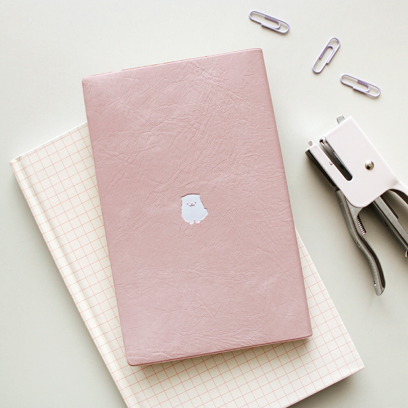 手帳 2026 マトカ 2026年1月始まり ダイアリー スケジュール帳｜新書判 スリムウィークリー・セパレート式『ラッキーモチーフ B｜LUCKY MOTIF B』Nitte かわいい ブタ ゾウ ポメラニアン クジラ シマエナガ ペンギン ハリネズミ 招き猫