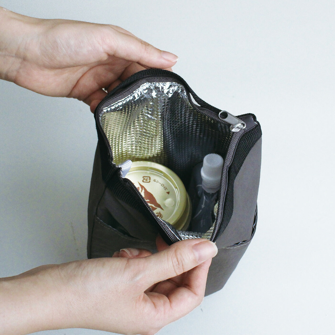 PLACID プラシド 保冷ポーチ｜COOLER POUCH コンパクト シンプル お弁当袋 ピクニック 行楽 保冷バッグ 保冷 保温 お菓子 おやつ 子供 大人 バッグインバッグ 散歩 ポーチ ケース｜LEAFLETS