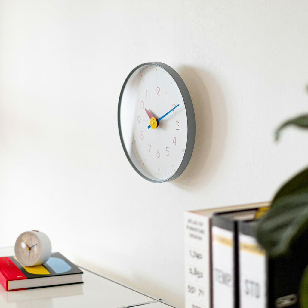 Bauhaus Pro Light ウォールクロック｜壁掛け時計 インテリア デザイン おしゃれ バウハウス フォント 時計 知育時計 分表記 ヘルベルト バイヤー BAUHAUS