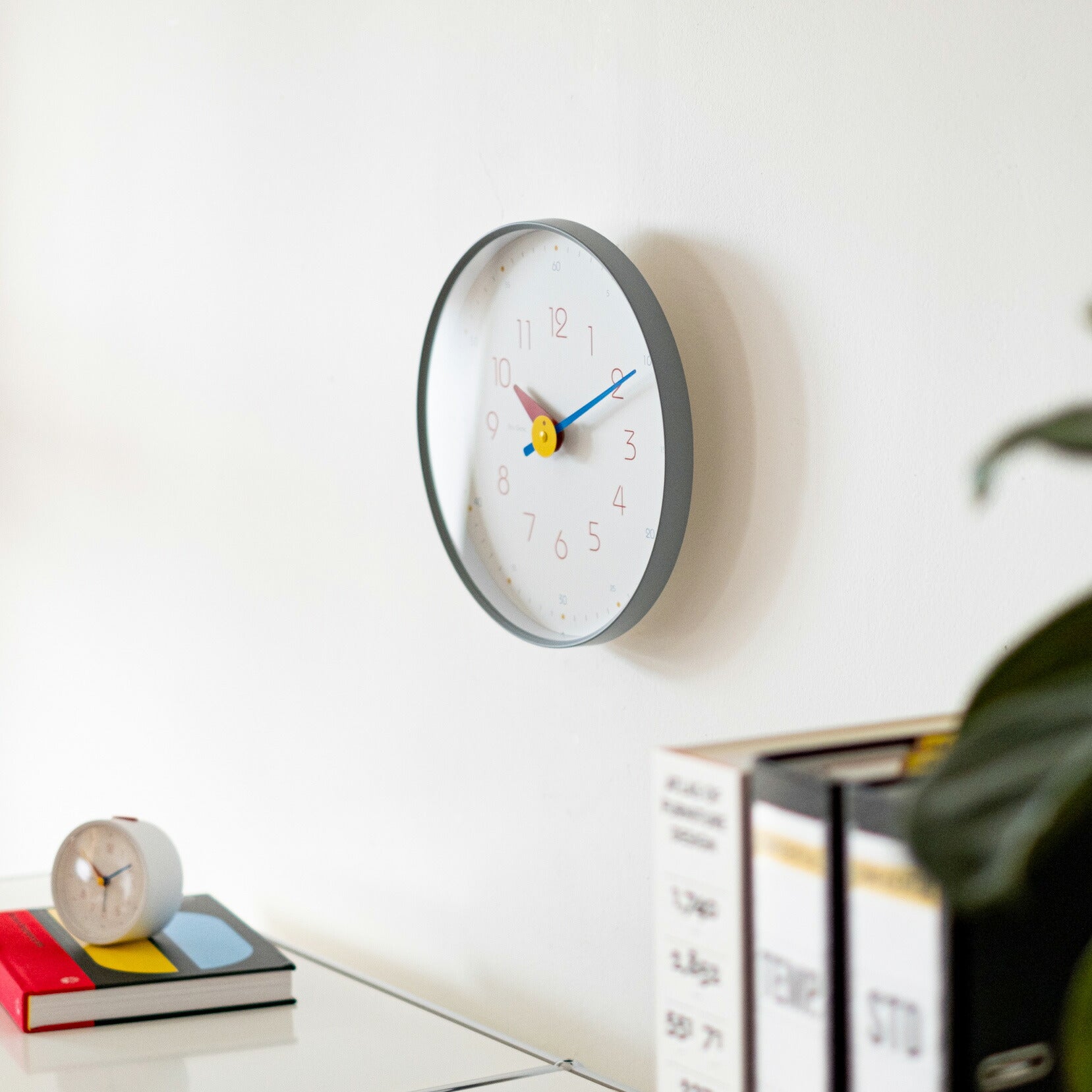 Bauhaus Pro Light ウォールクロック｜壁掛け時計 インテリア デザイン おしゃれ バウハウス フォント 時計 知育時計 分表記 ヘルベルト バイヤー BAUHAUS