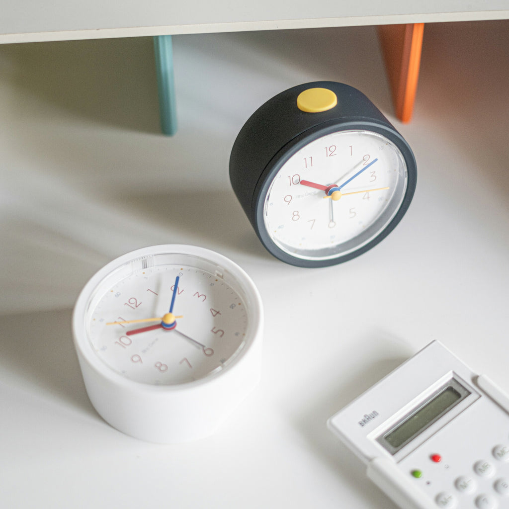 Bauhaus Pro Light アラームクロック｜置き時計 インテリア デザイン おしゃれ バウハウス フォント 子供部屋 知育時計 時計 目覚まし時計 アラーム スヌーズ ヘルベルト バイヤー BAUHAUS
