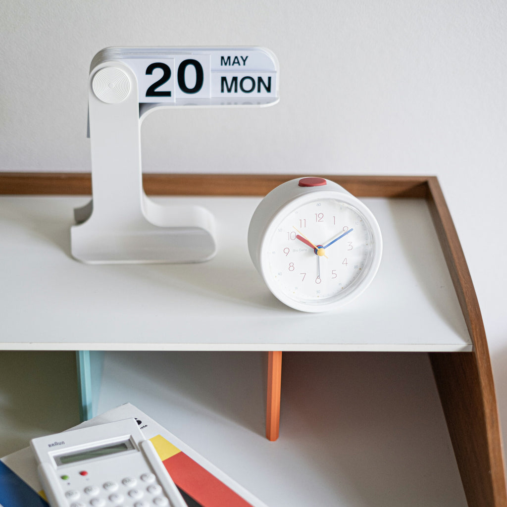 Bauhaus Pro Light アラームクロック｜置き時計 インテリア デザイン おしゃれ バウハウス フォント 子供部屋 知育時計 時計 目覚まし時計 アラーム スヌーズ ヘルベルト バイヤー BAUHAUS