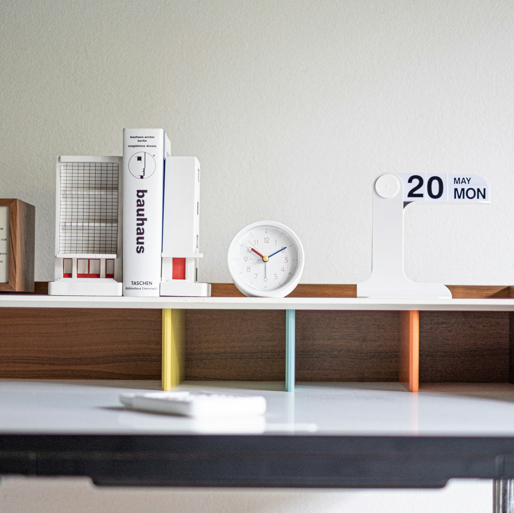 Bauhaus Pro Light アラームクロック｜置き時計 インテリア デザイン おしゃれ バウハウス フォント 子供部屋 知育時計 時計 目覚まし時計 アラーム スヌーズ ヘルベルト バイヤー BAUHAUS