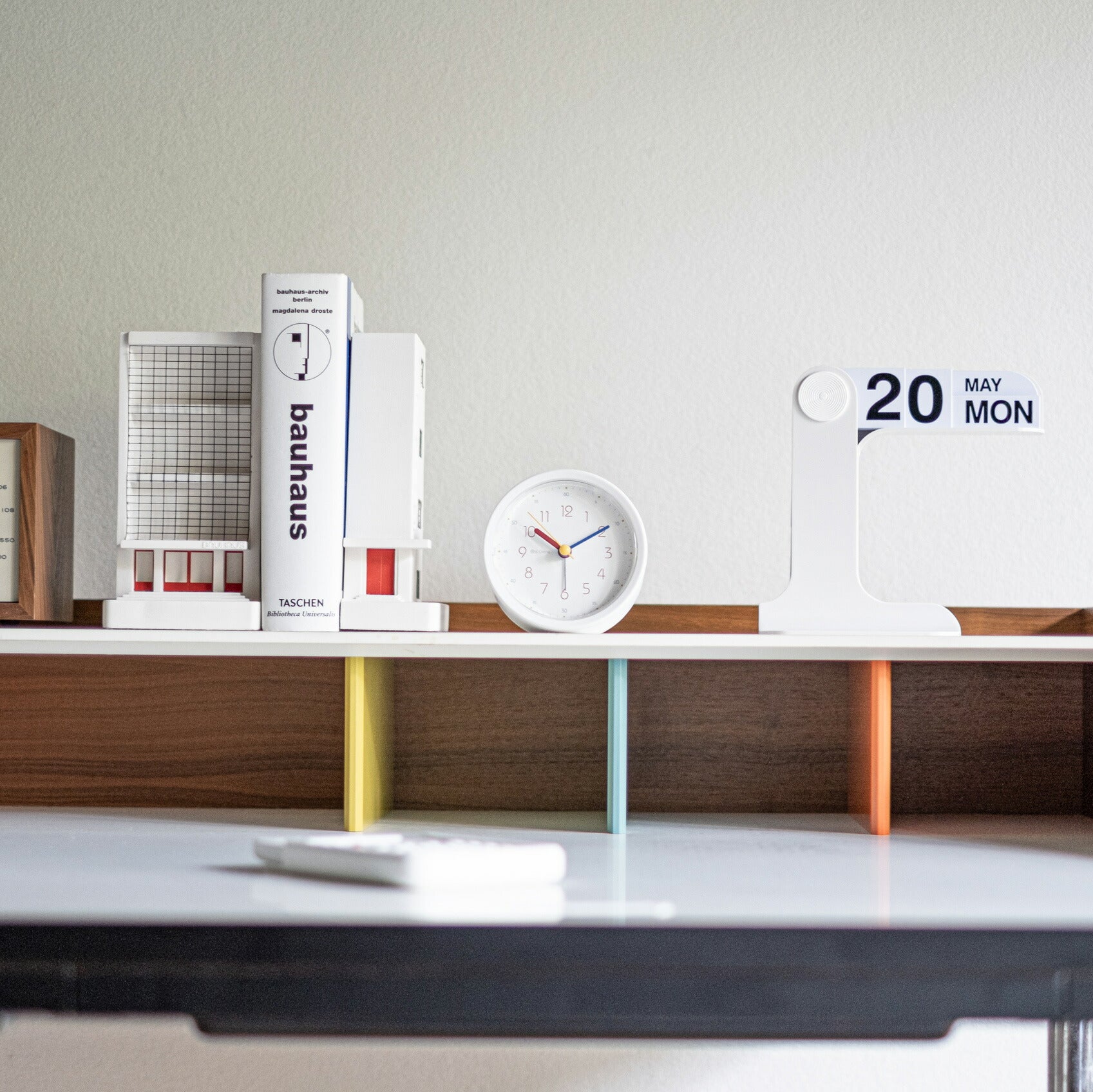 Bauhaus Pro Light アラームクロック｜置き時計 インテリア デザイン おしゃれ バウハウス フォント 子供部屋 知育時計 時計 目覚まし時計 アラーム スヌーズ ヘルベルト バイヤー BAUHAUS