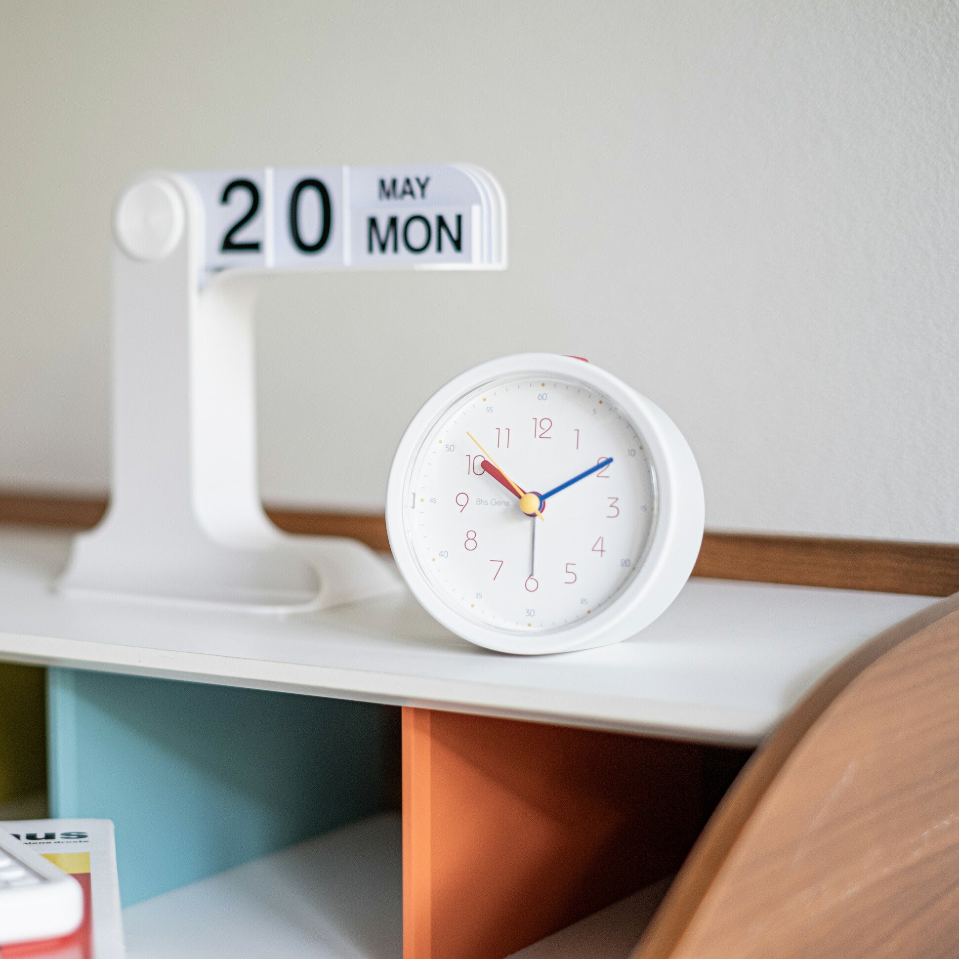 Bauhaus Pro Light アラームクロック｜置き時計 インテリア デザイン おしゃれ バウハウス フォント 子供部屋 知育時計 時計 目覚まし時計 アラーム スヌーズ ヘルベルト バイヤー BAUHAUS