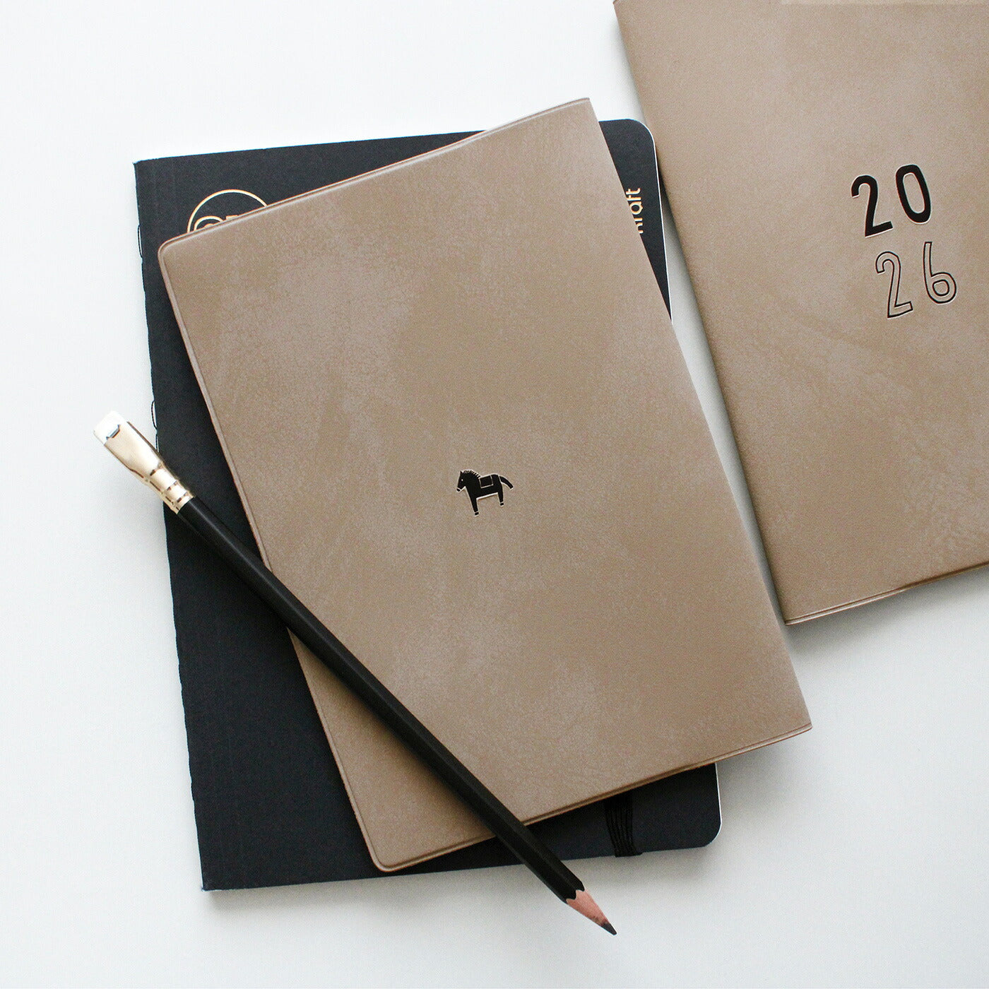 手帳 2026 マトカ 2026年（2025年10月始まり）ダイアリー スケジュール帳｜B6サイズ マンスリー・フルカラー（月間ブロック）『トロット｜TROT』大人かわいい 干支 馬 午 うま ウマ