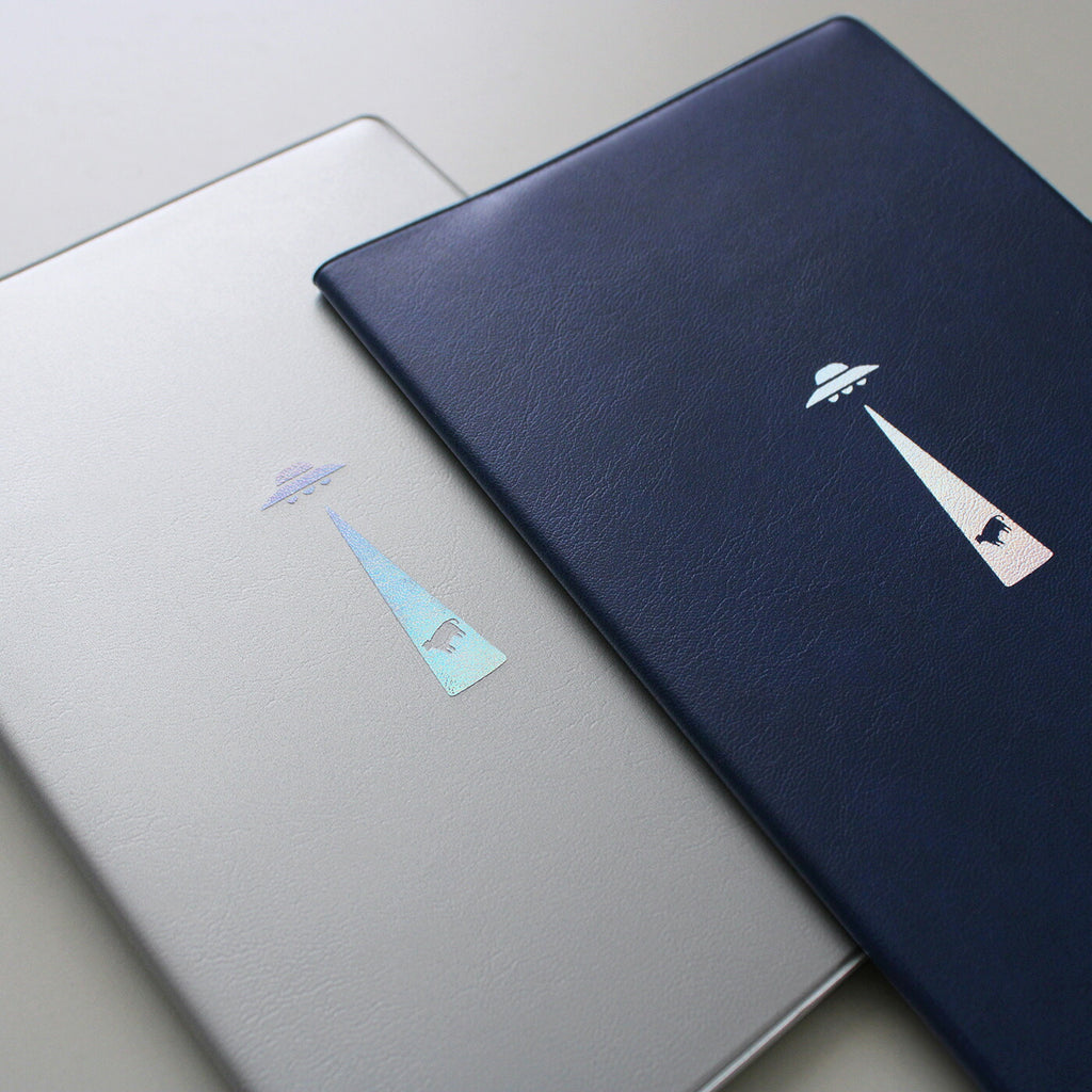 手帳 2026 マトカ 2026年（2025年10月始まり）ダイアリー スケジュール帳｜B6サイズ マンスリー・スタンダード（月間ブロック）『アブダクション｜UFO』大人かわいい ムー 未確認飛行物体 牛 ウシ