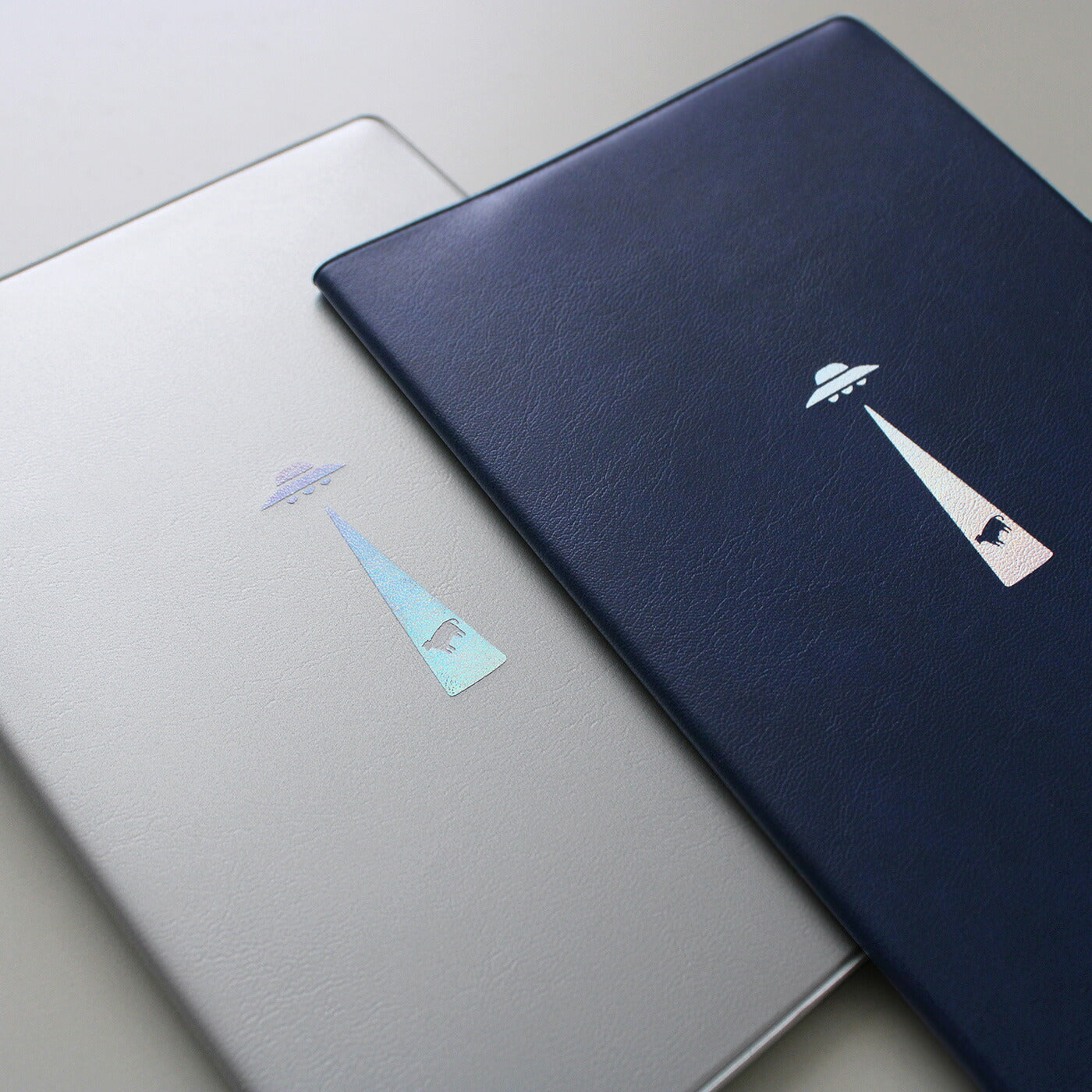 手帳 2026 マトカ 2026年（2025年10月始まり）ダイアリー スケジュール帳｜B6サイズ マンスリー・スタンダード（月間ブロック）『アブダクション｜UFO』大人かわいい ムー 未確認飛行物体 牛 ウシ