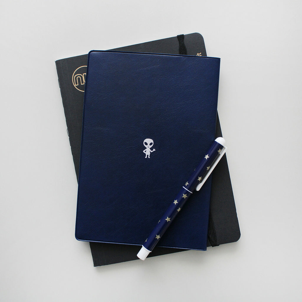 手帳 2026 マトカ 2026年（2025年10月始まり）ダイアリー スケジュール帳｜B6サイズ マンスリー・スタンダード（月間ブロック）『アブダクション｜UFO』大人かわいい ムー 未確認飛行物体 牛 ウシ