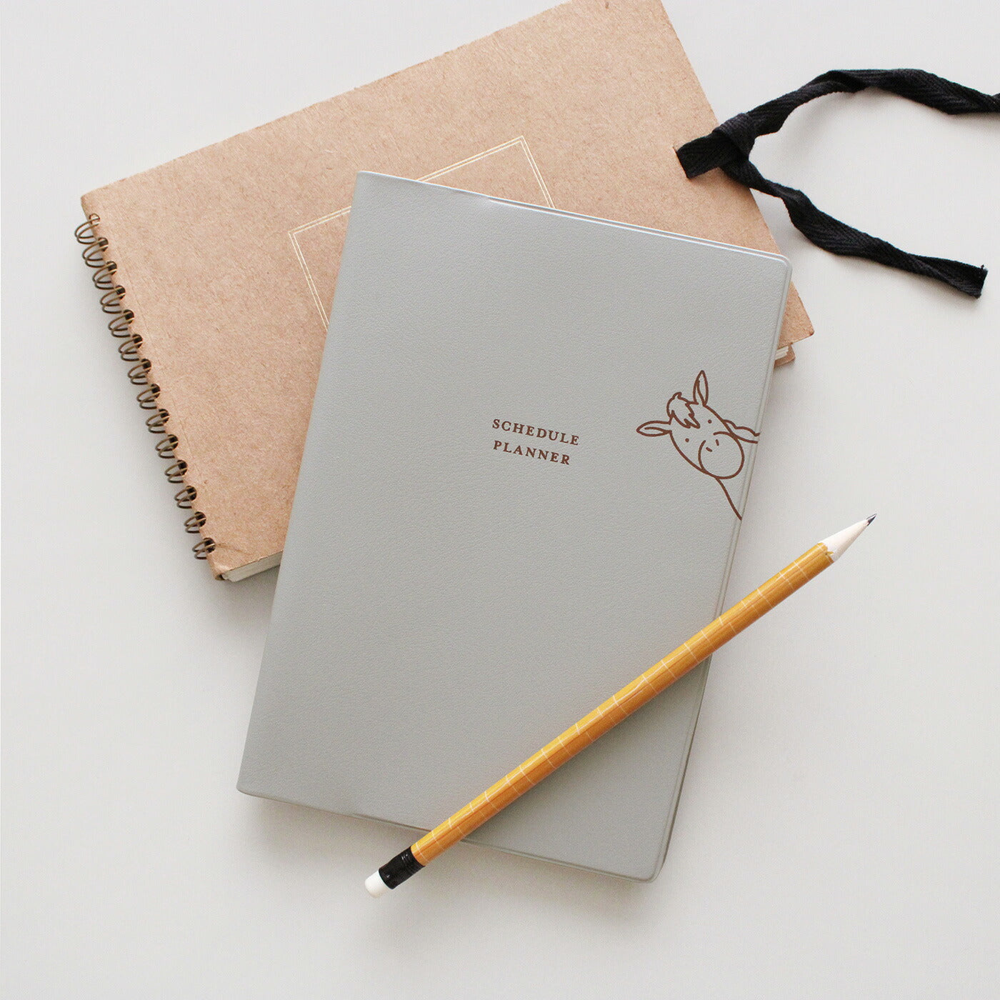 手帳 2026 マトカ 2026年（2025年10月始まり）ダイアリー スケジュール帳｜B6サイズ ウィークリー・レフト式（週間ホリゾンタル）『ピープ｜PEEP』大人かわいい 猫 干支 午年 馬