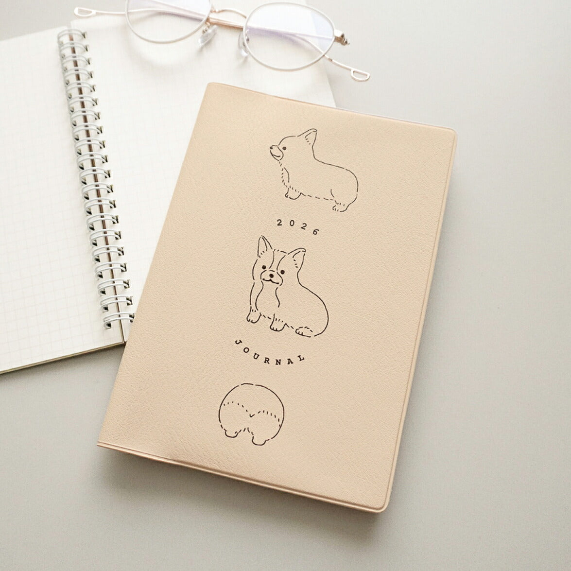 【限定】手帳 2026 マトカ 2026年（2025年10月始まり）ダイアリー スケジュール帳｜B6サイズ マンスリー・フルカラー（月間ブロック）『ラウンドコーギー｜ROUND CORGI』コーギー 犬 アニマル ベージュ アイボリー