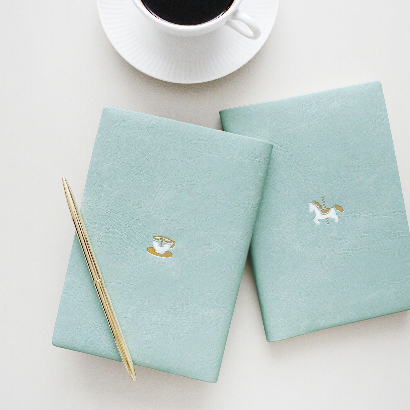 手帳 2026 マトカ 2026年（2025年10月始まり）ダイアリー スケジュール帳｜B6サイズ ウィークリー・レフト式（週間ホリゾンタル）『ワンポイント メリー｜POINT MERRY』大人かわいい 干支 午年 馬 ウマ うま メリーゴーランド