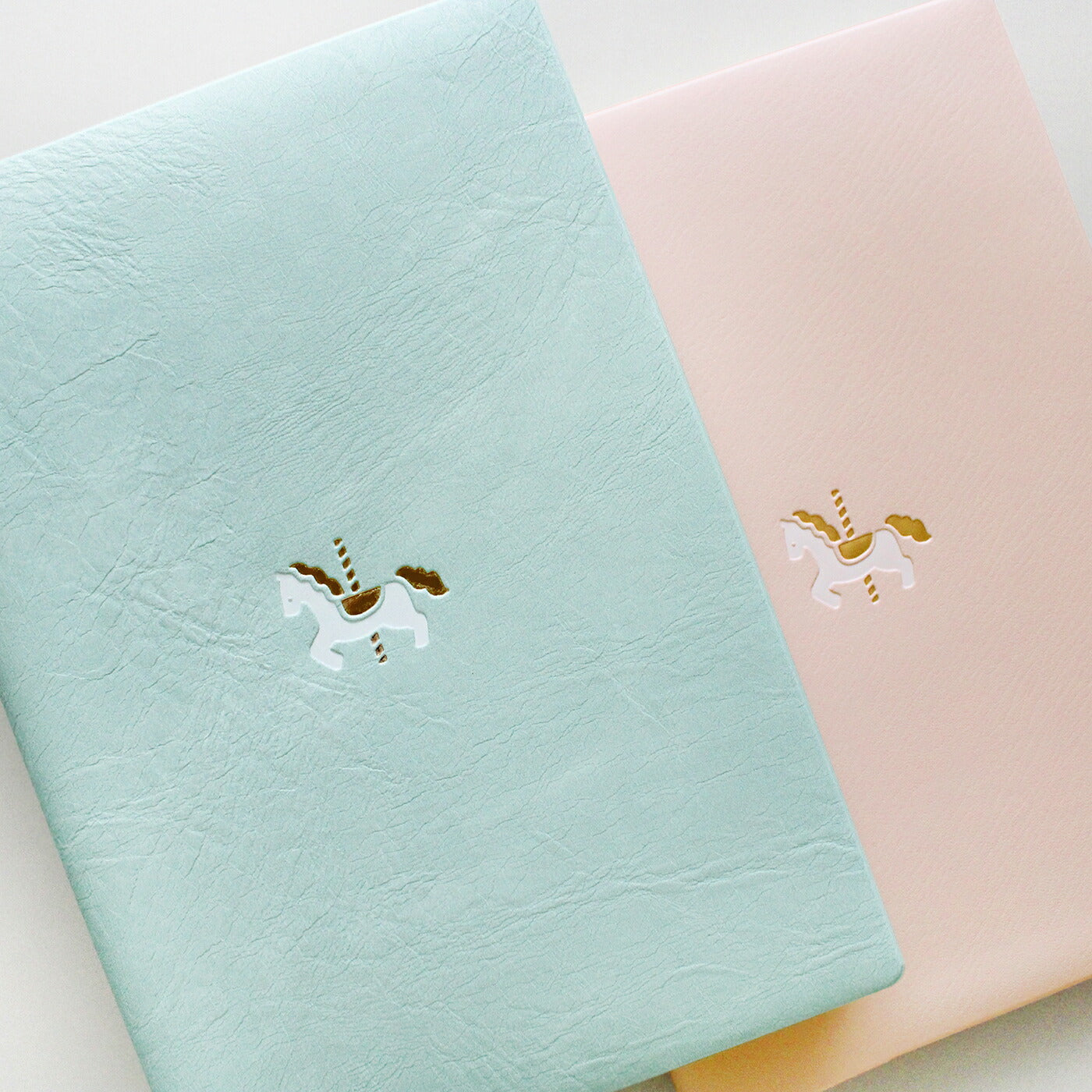 手帳 2026 マトカ 2026年（2025年10月始まり）ダイアリー スケジュール帳｜B6サイズ ウィークリー・レフト式（週間ホリゾンタル）『ワンポイント メリー｜POINT MERRY』大人かわいい 干支 午年 馬 ウマ うま メリーゴーランド