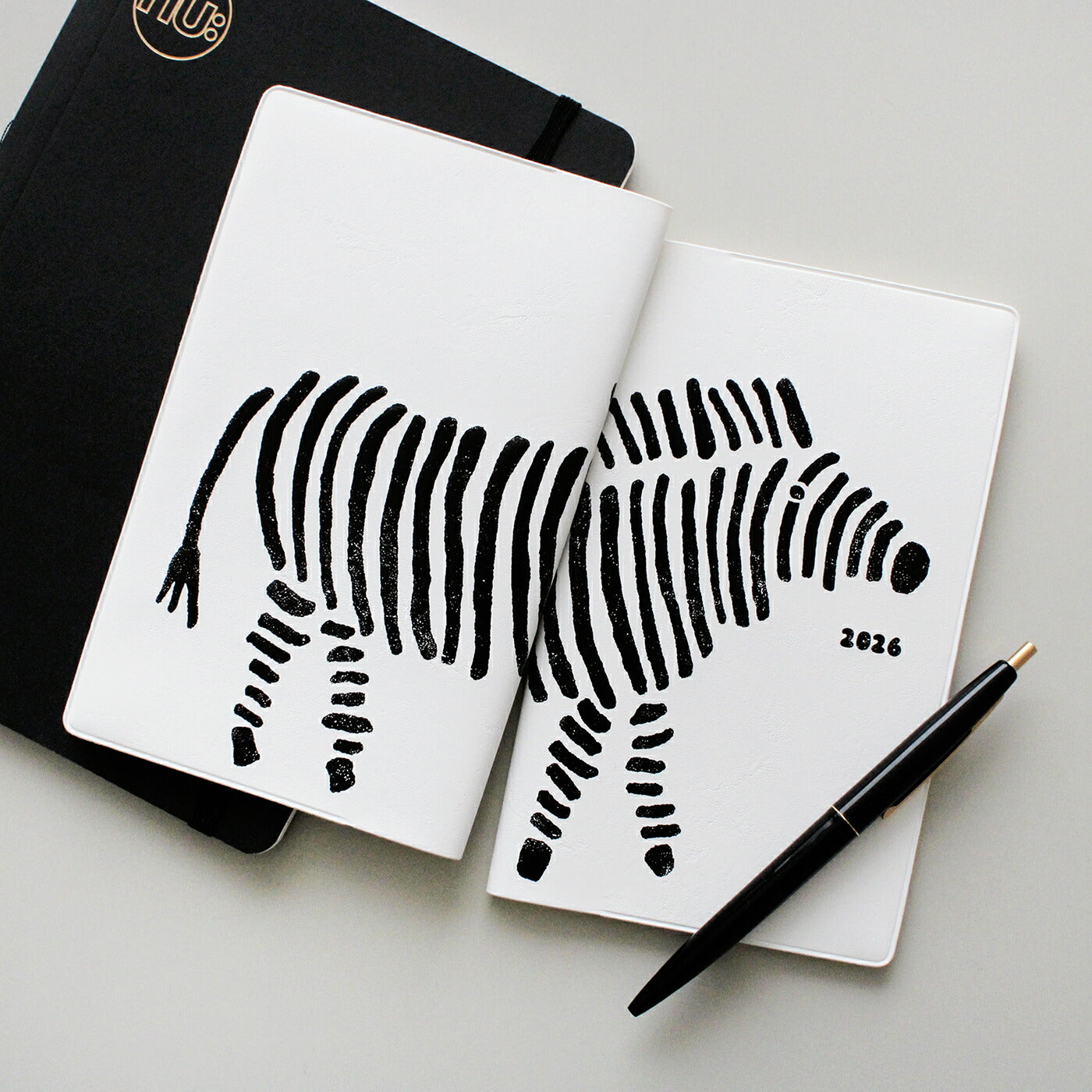 手帳 2026 マトカ 2026年1月始まり ダイアリー スケジュール帳｜新書判 コンパクトマンスリー（月間ブロック）『シマウマ｜SHIMAUMA』 馬 干支 午年 アニマル