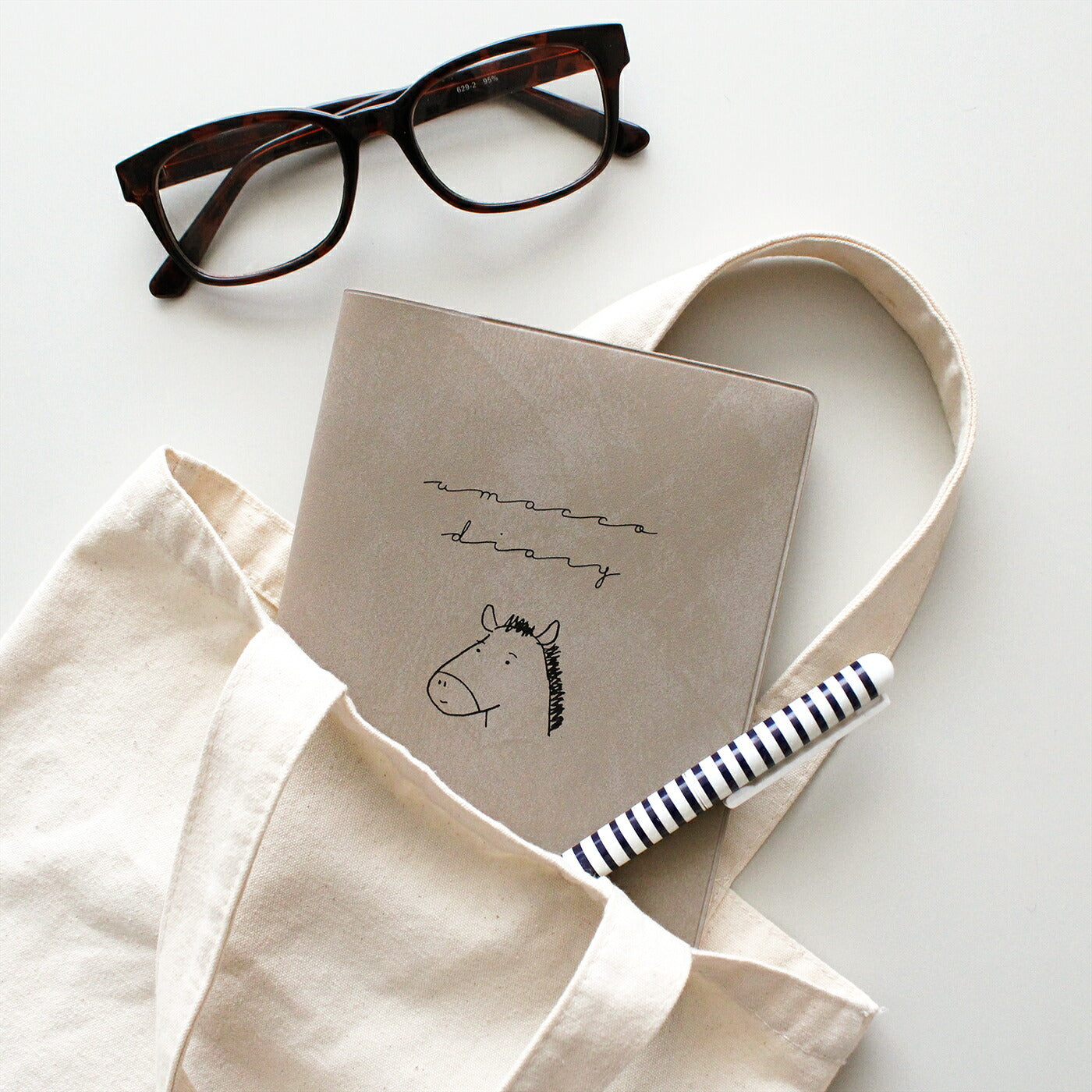 手帳 2026 マトカ 2026年1月始まり ダイアリー スケジュール帳｜B6サイズ マンスリー・フルカラー（月間ブロック）『ティックル｜TICKLE』 干支 馬 ウマ トイプードル ネコ カワウソ 動物