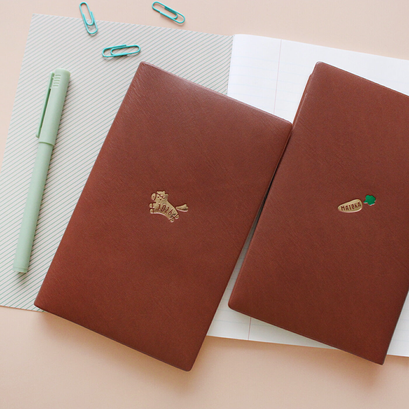 手帳 2026 マトカ 2026年1月始まり ダイアリー スケジュール帳｜新書判 スリムウィークリー・セパレート式『ラッキーモチーフ A｜LUCKY MOTIF A』Nitte 干支 午 ウマ 白馬 猫 カバ タコ たこ焼き カメレオン