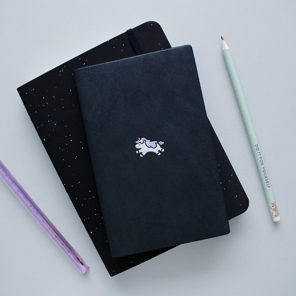 手帳 2026 マトカ 2026年1月始まり ダイアリー スケジュール帳｜新書判 スリムウィークリー・セパレート式『ラッキーモチーフ A｜LUCKY MOTIF A』Nitte 干支 午 ウマ 白馬 猫 カバ タコ たこ焼き カメレオン