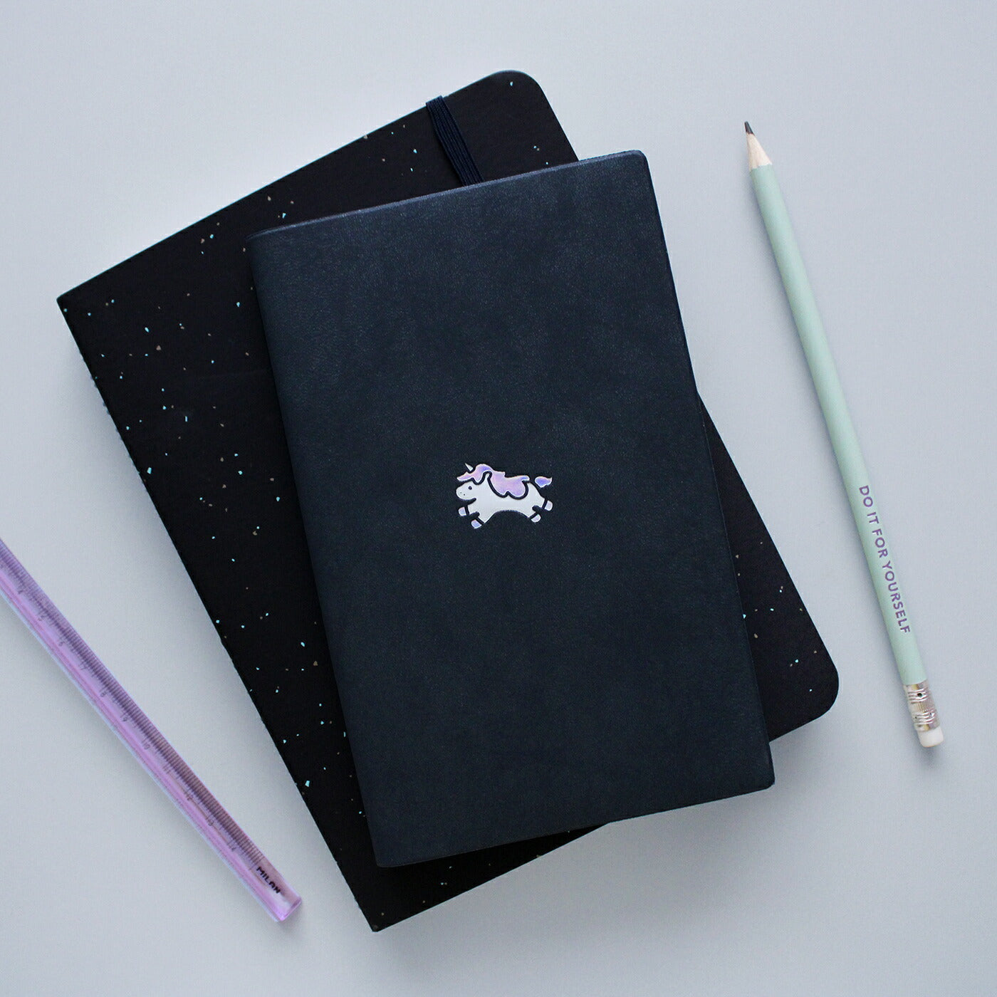 手帳 2026 マトカ 2026年1月始まり ダイアリー スケジュール帳｜新書判 スリムウィークリー・セパレート式『ラッキーモチーフ A｜LUCKY MOTIF A』Nitte 干支 午 ウマ 白馬 猫 カバ タコ たこ焼き カメレオン