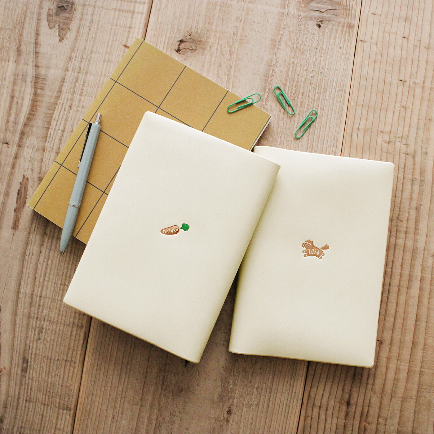 手帳 2026 マトカ 2026年1月始まり ダイアリー スケジュール帳｜B6サイズ ウィークリー・レフト式（週間ホリゾンタル）『ワンポイント うま｜POINT UMA』干支 ウマ 午 馬