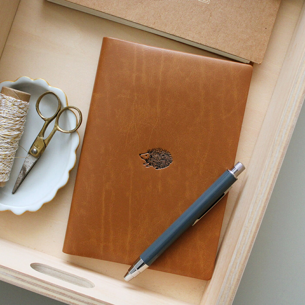 手帳 2026 マトカ 2026年1月始まり ダイアリー スケジュール帳｜B6サイズ ウィークリー・レフト式（週間ホリゾンタル）『ワンポイント アニマル｜POINT ANIMAL』メンダコ サカバンバスピス アンコウ ゴリラ ハリネズミ