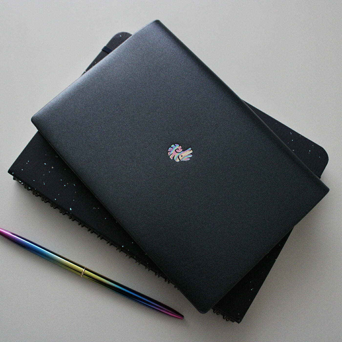 手帳 2026 マトカ 2026年1月始まり ダイアリー スケジュール帳｜B6サイズ ウィークリー・レフト式（週間ホリゾンタル）『ワンポイント アニマル｜POINT ANIMAL』メンダコ サカバンバスピス アンコウ ゴリラ ハリネズミ