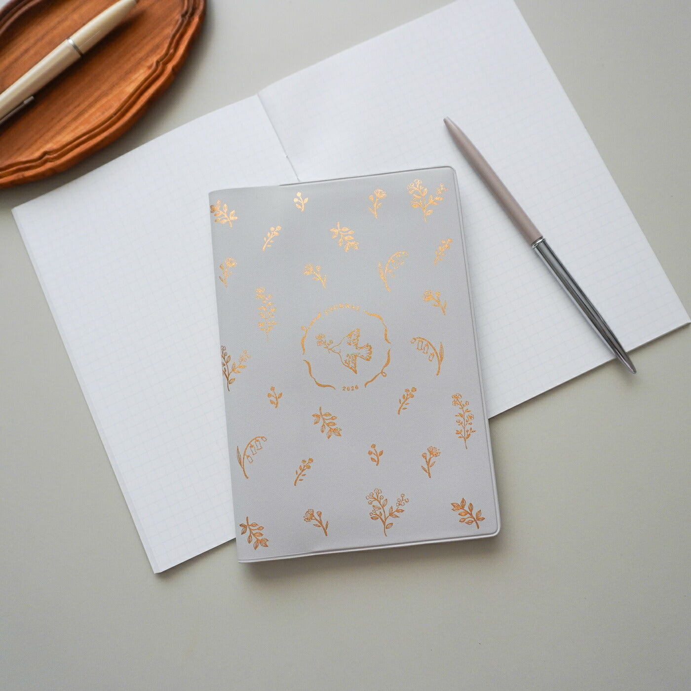 【限定】手帳 2026 マトカ 2026年1月始まり ダイアリー スケジュール帳｜B6サイズ マンスリー・フルカラー（月間ブロック）『フィオーリ』花 鳥 フラワー ボタニカル