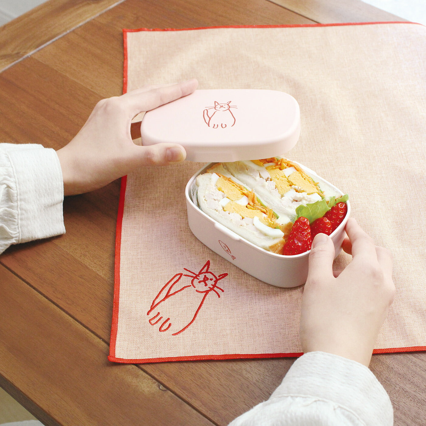 DOODLE ランチボックス ミニ｜LUNCH BOX MINI お弁当箱 ランチ シンプル ピクニック 遠足 行楽 パステルカラー 猫 犬 アヒル ゴリラ カラフル 大人 女子 男子 かわいい おしゃれ ドゥードゥル｜Leaflets