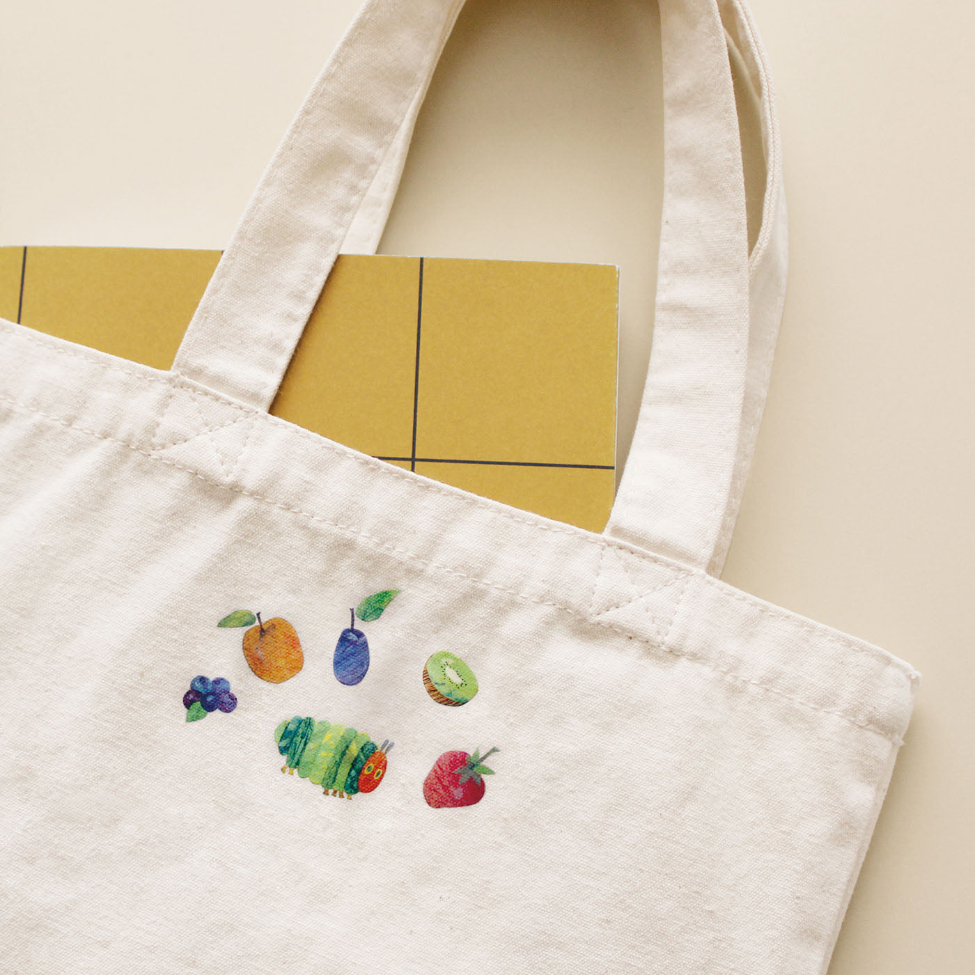 ERIC CARLE エリック・カール ファブリックステッカー｜STICKER シール ステッカー 可愛い おしゃれ アート スマホケース パソコン スーツケース 手帳 ノート デコ はらぺこあおむし 食べ物 動物 アニマル｜MATOKA マトカ