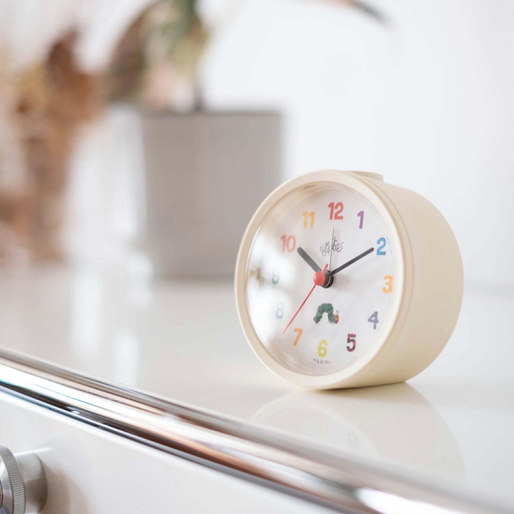 Eric Carle Alarm Clock Small Caterpillar｜エリック・カール アラームクロック スイープムーブメント 置き時計 インテリア 目覚まし時計 時計 アラーム はらぺこあおむし 絵本 子供 デザイン アート イラスト