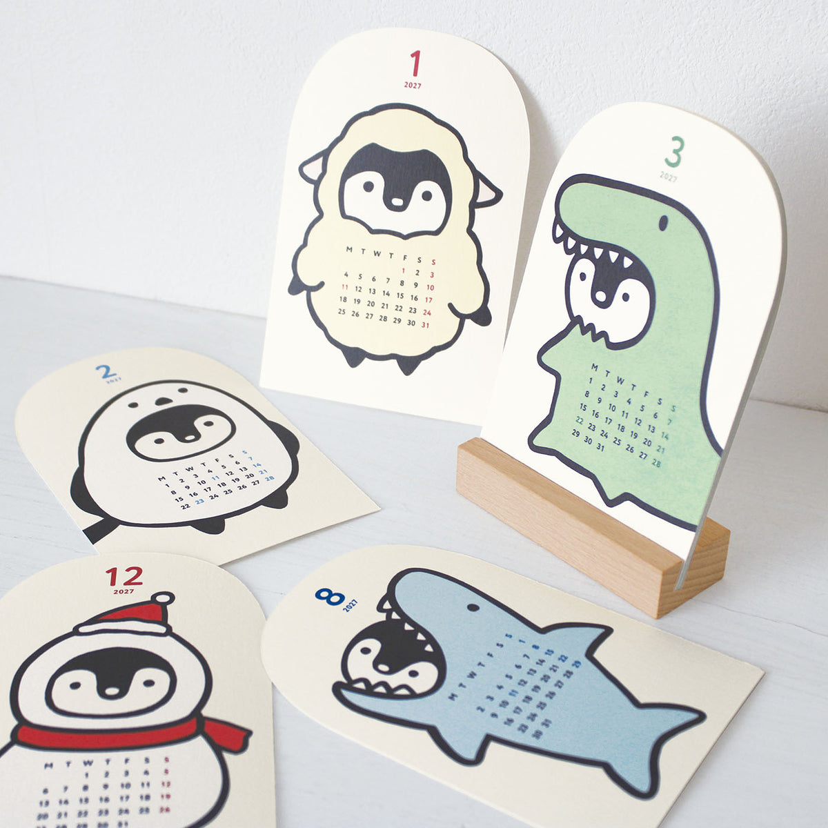 MATOKA マトカ 2027年 卓上カレンダー 木製スタンドタイプ（月曜始まり）『KIGURUMI｜着ぐるみ』